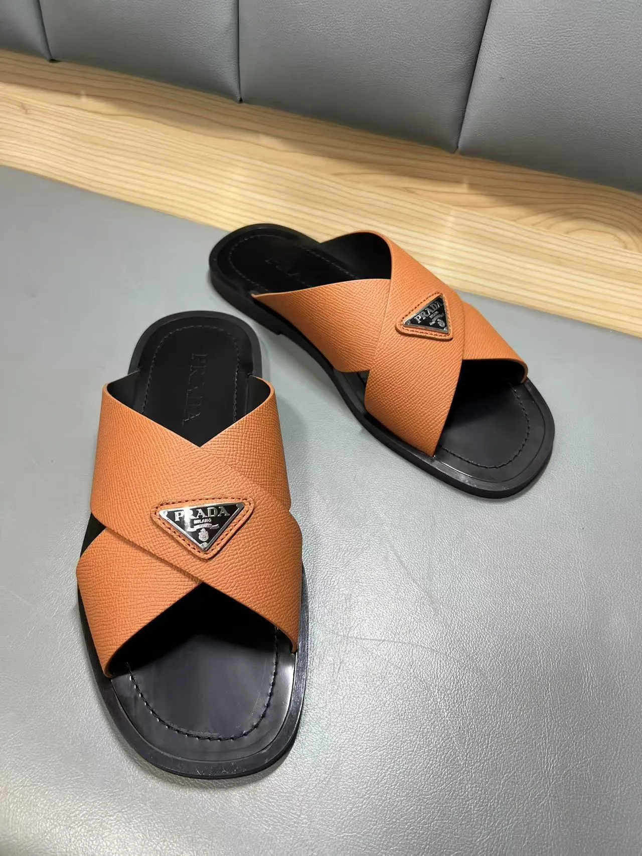 340💰PRADA Prada’s latest slippers are synchronized with the official website. This slipper is made of the brand’s unique and iconic Saffiano leather. The brand logo jumps out from the double straps, and the brand style is clearly visible. Cowhide gives men elegant charm and functional design, making it an ideal choice for vacation and leisure. Size:38-45